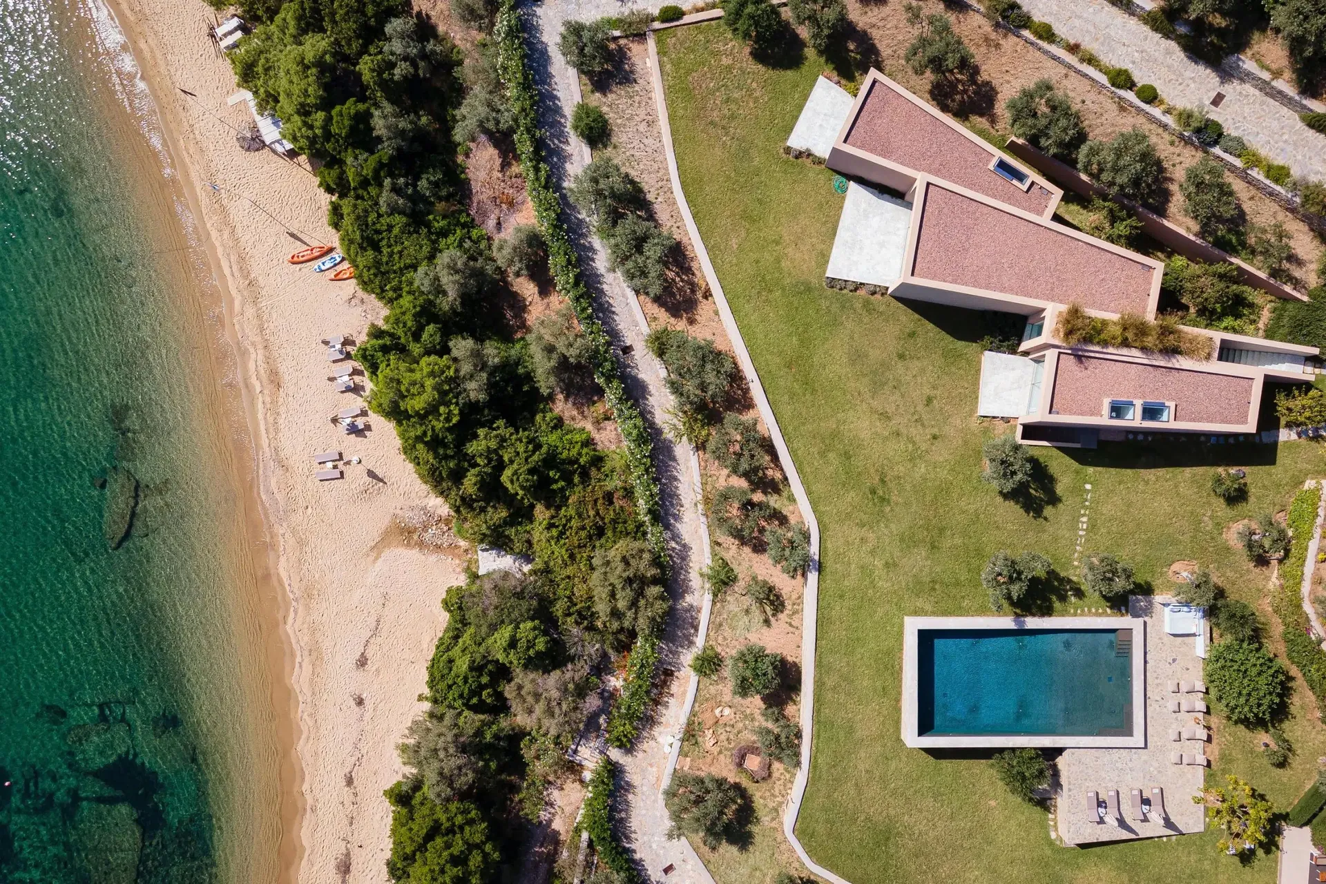 Pogled iz drona na Villa Plane Achilades njen bazen i plažu